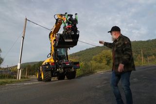 Postrach rozbitých silnic dorazil do Česka. Unikátní stroj opraví výmol za osm minut | Autosalon TV Prima